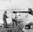 Förtöjning av sjöflygplanet TP 47 Catalina vid Spetsbergsexpeditionen 1957.