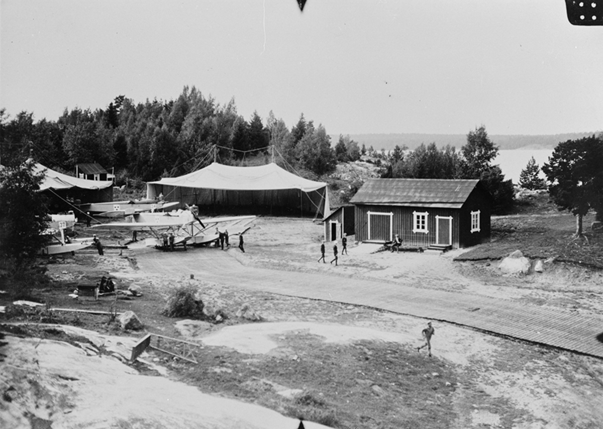 Marinens flygstation vid Märsgarn. Tälthangarer och flygplan S 2 Hansa typ 31, 32. Människor i rörelse.