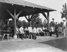 Utspisningshall på Malmen omkring 1907. Soldater vid bord.