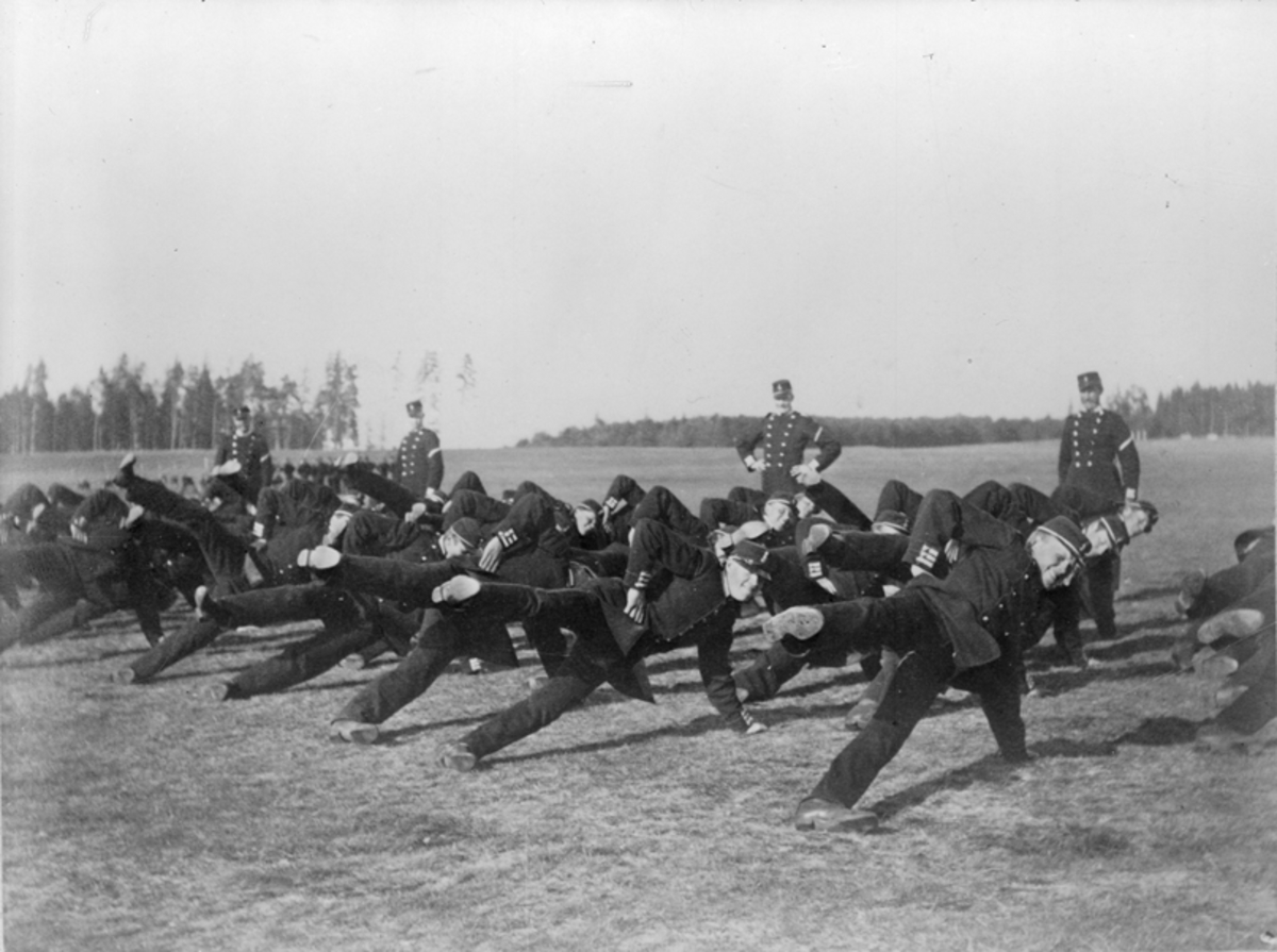 Soldater utövar gymnastik i grupp på livgrenadjärregementet på Malmen.