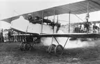 Motorkörning på flygplan Farman HF 23 med flygförare Maurice Chevillard och Hugo Sundstedt på plats.