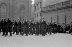 F 2 Roslagens flygflottilj går högvakt vid Stockholms slott 1945