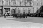 F 2 Roslagens flygflottilj går högvakt vid Stockholms slott 1945