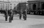 F 2 Roslagens flygflottilj går högvakt vid Stockholms slott 1945