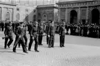 F 2 Roslagens flygflottilj går högvakt vid Stockholms slott 1945