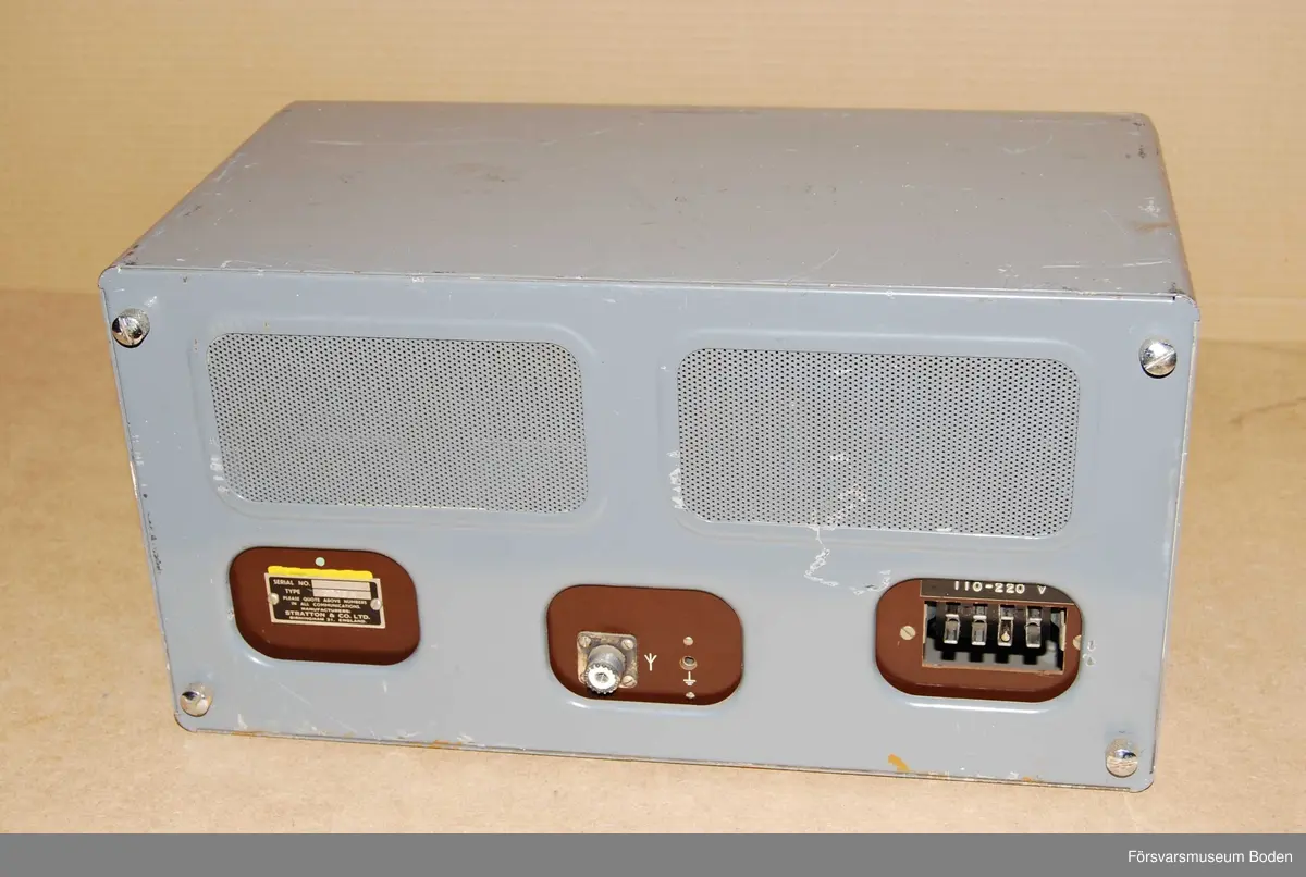 Från ca 1959-1963. Modellen är speciellt tillverkad för svensk sjöradiotrafik. Frekvensområde 1,6 - 4,7 MHz uppdelat i två band, samt ett kristallstyrt läge för nödfrekvensen 2,182 MHz