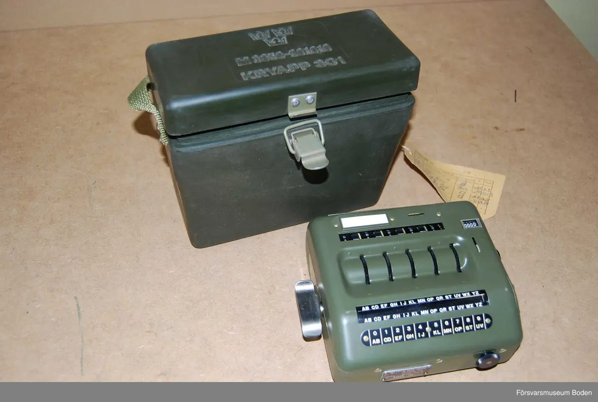 Typ HC 9, konstruerad 1958 vid AB Transvertex, Stockholm, och användes mellan åren 1963-1994. Med tillhörande gummifodral. Kontrollapp med fyra noteringar mellan 1975 och 1991.