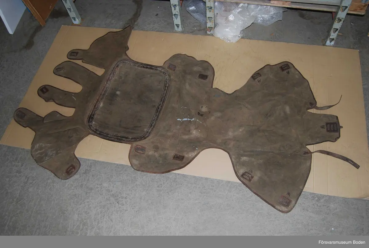 Med insydd platta av svart läder