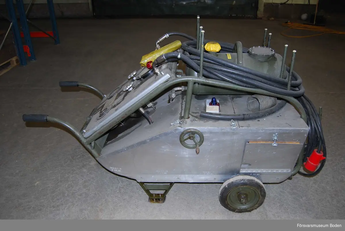 Har ursprungligen tillhört F21 men senare skickad till AF 1 i Boden enligt vidhängande adresslapp. Tillverkningsnummer 7, augusti 1965. Senaste tillsyn år 1998 enligt medföljande loggbok (109 driftstimmar). Nuvarande mätarställning 125,5 driftstimmar.