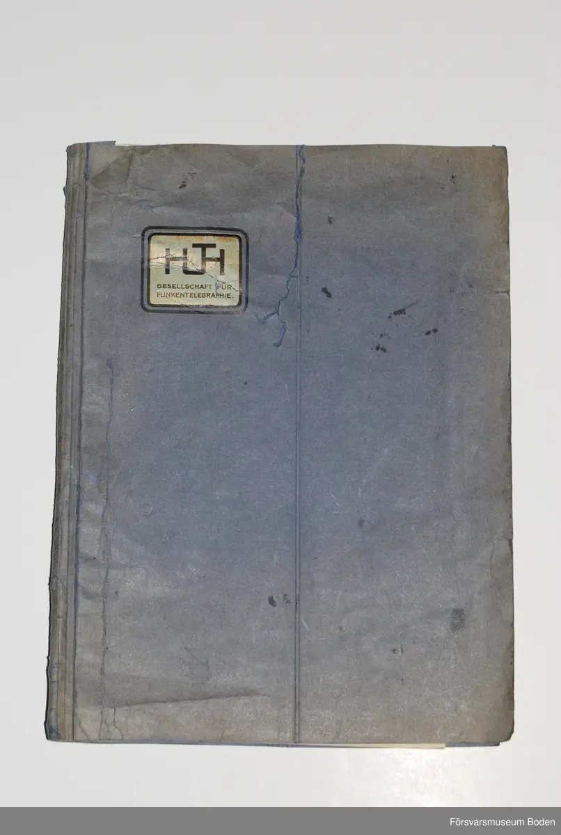 Häfte med 10 sidor som hör till den sändare från firma Dr. Erich F. Huth som installerades vid Boden Radio i början av 1920-talet. Skriven på tyska och innehåller en beskrivning av utrustningen samt handhavande. Innehåller hänvisningar till bildbilaga, vilken saknas. Se även FMB.000011.