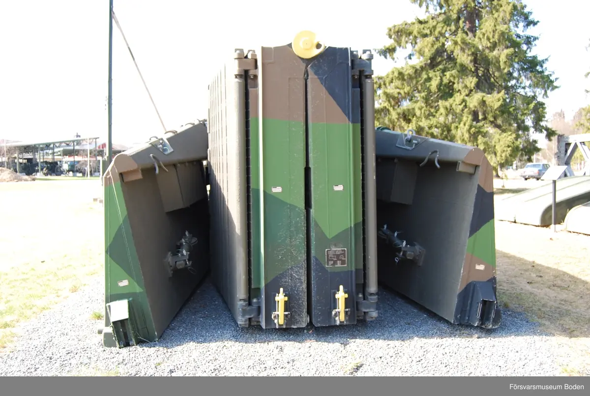 Heldäckad rampponton för flytande broar. Används tillsammans med mellanpontoner efter behov. Av lättmetall, tillverkad 1984 vid Eisenwerke Kaiserslauten Göppner GmbH, Tyskland. Tillverkningsnummer 196 och 197.