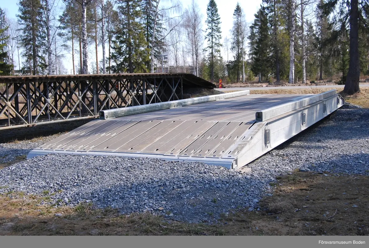 Av lättmetall. För fasta och flytande broar samt färjor. Huvudbalken och andra större element är ihåliga och flyter i vatten.