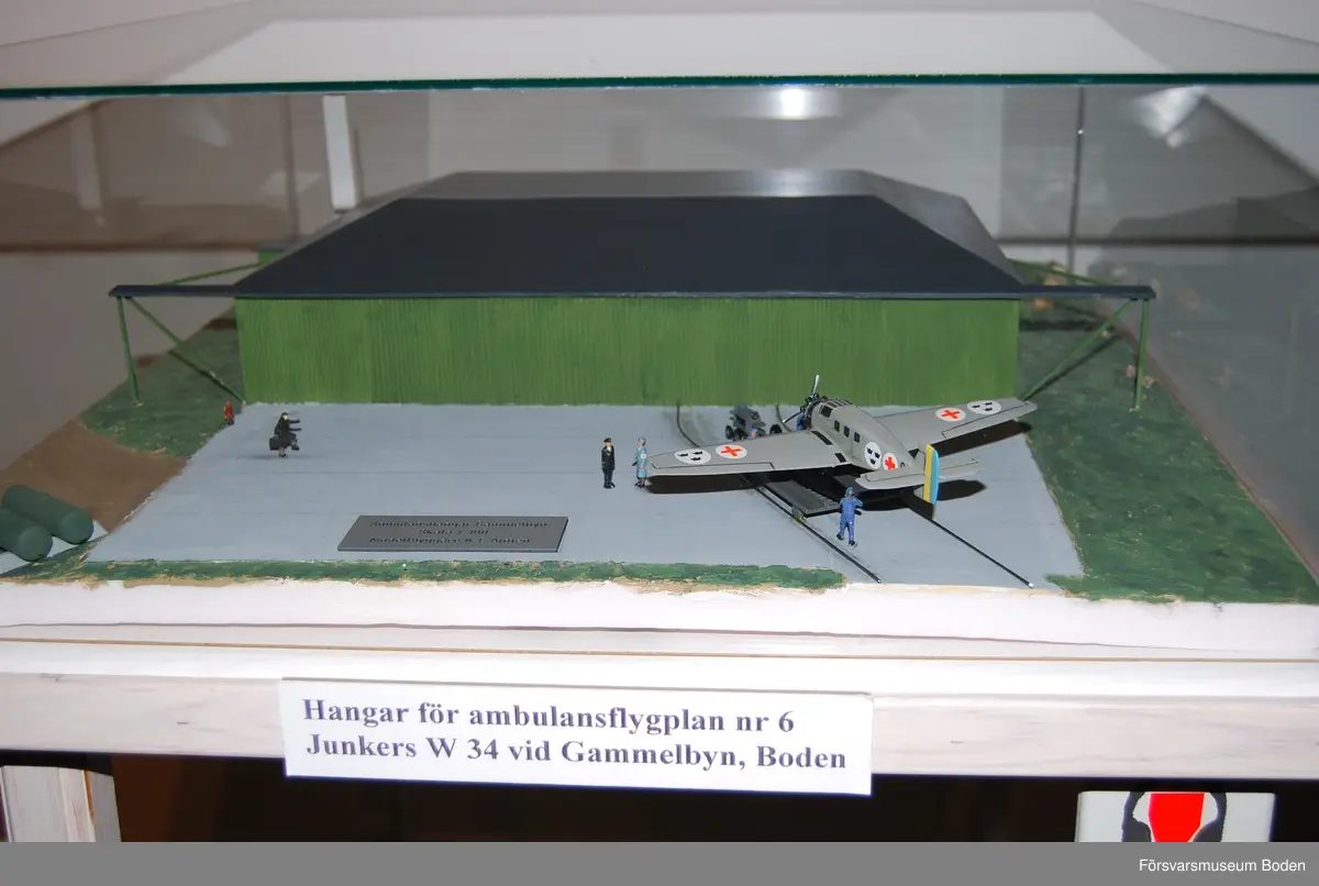 Med Junkers W 34 försedd med pontoner. Skala 1/100, byggd av K-E Almén.