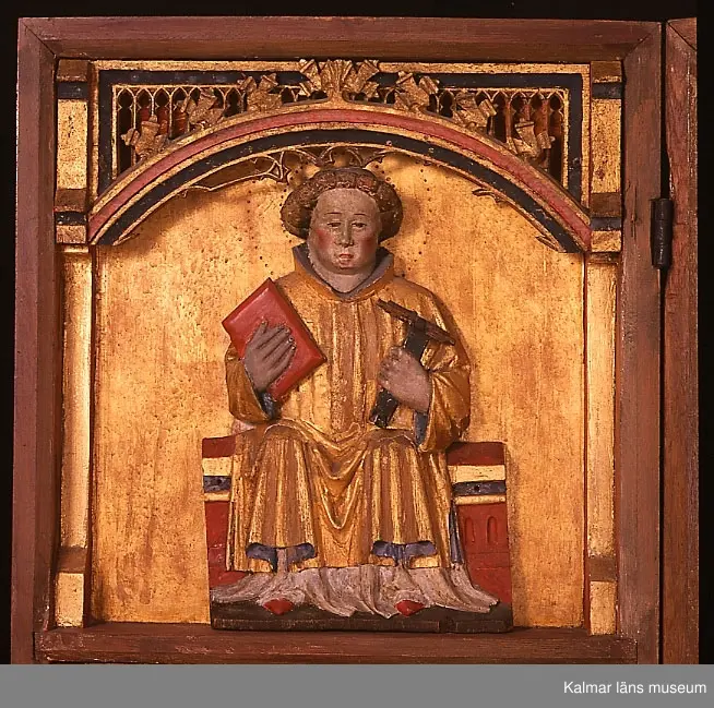 KLM 39477. Altarskåp. Av ek. Triptyk med bemålning och förgyllning. I korpus finns tre skulpturer, i mitten Sankt Olof flankerad av apostlarna Petrus och Paulus. Varje dörr är avsedd för två reliefer placerade i nischer över varandra, en av relieferna är den heliga Birgitta. Skåpets vänstra dörr är rekonstruerad. En relief saknas i den vänstra dörren. Den högra dörren har på utsidan rester av bemålning, rött och grått med små svarta stjärnor. Hela skåpet är konserverat vid ett par tillfällen.