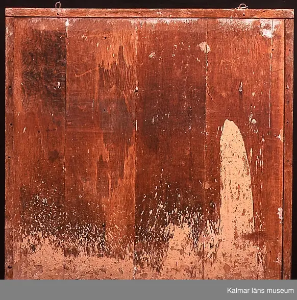 KLM 39477. Altarskåp. Av ek. Triptyk med bemålning och förgyllning. I korpus finns tre skulpturer, i mitten Sankt Olof flankerad av apostlarna Petrus och Paulus. Varje dörr är avsedd för två reliefer placerade i nischer över varandra, en av relieferna är den heliga Birgitta. Skåpets vänstra dörr är rekonstruerad. En relief saknas i den vänstra dörren. Den högra dörren har på utsidan rester av bemålning, rött och grått med små svarta stjärnor. Hela skåpet är konserverat vid ett par tillfällen.