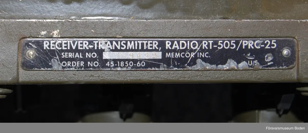 Med bäranordning och övriga tillbehör, förutom batterilåda 303. Serienr 3439. Frekvensomfång 30,00-75,95 MHz uppdelat på två band. Frekvensmodulation, uteffekt 1,5 W.