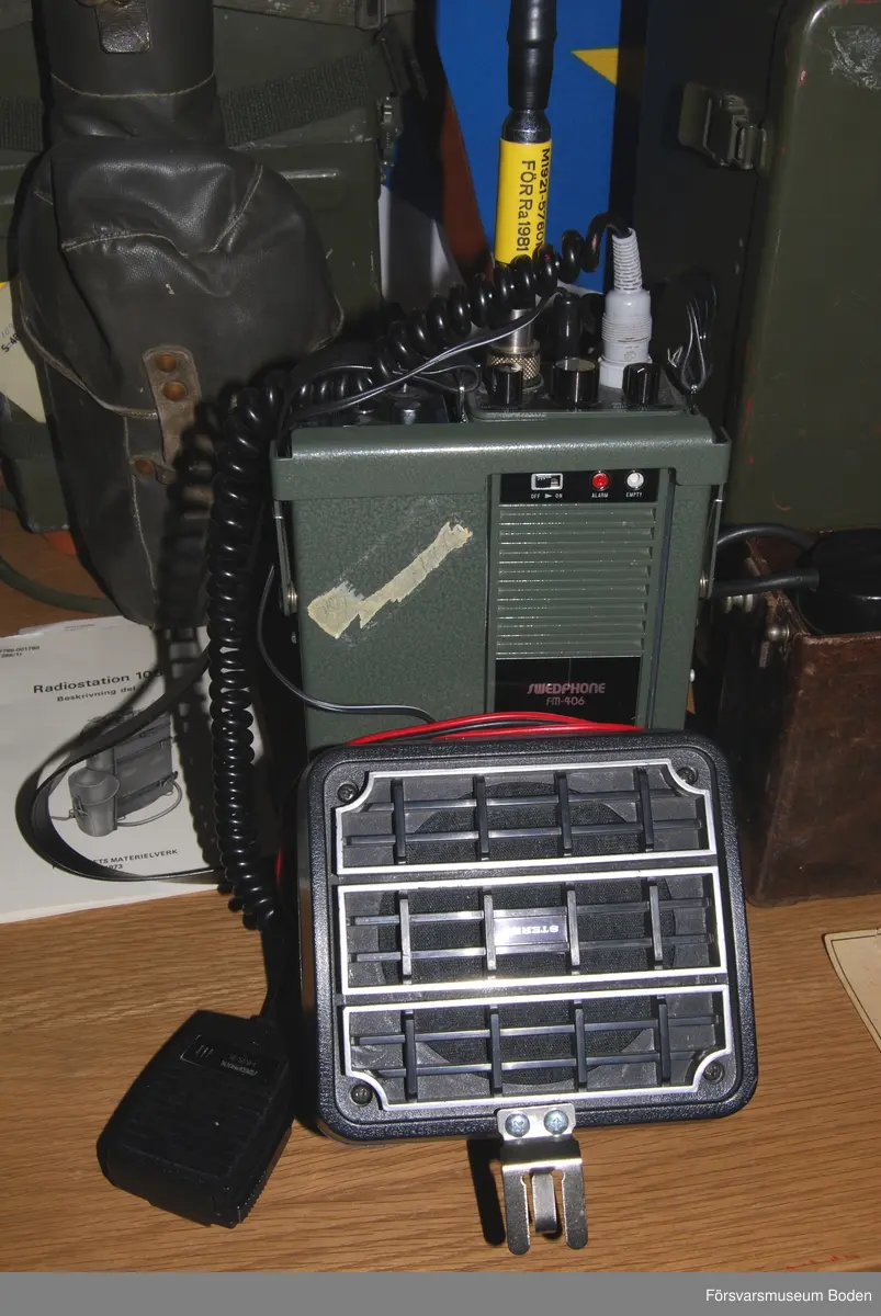 Radion sitter inmonterad i effektsteget, vilket är försett med utanpåmonterad högtalare typ bilstereo. Antenn M1921-576010 samt mikrofon monterad på radion.