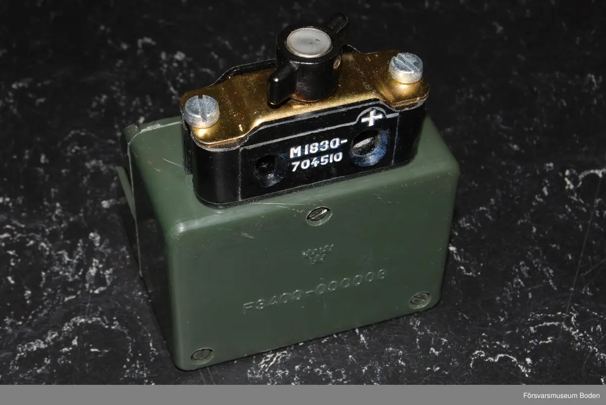 Fodral märkt F3400-000009 innehållande batterilåda 303 och kontaktdon märkt med F3400-000008 samt M1830-704510.