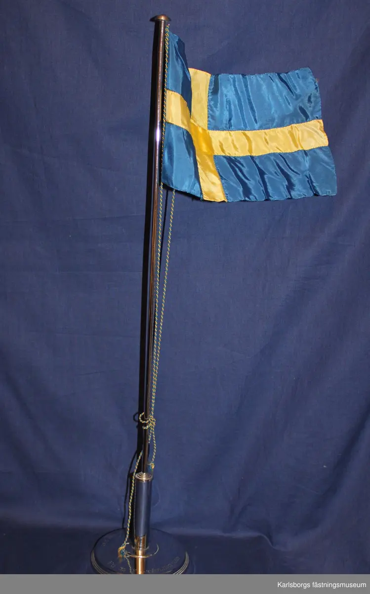 Bordsflaggstång i silver med svenska flaggan