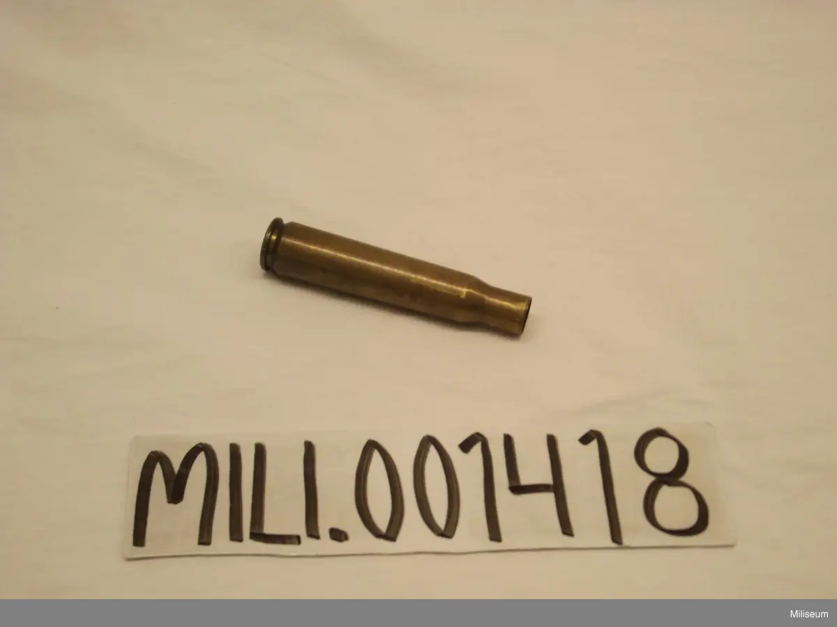 Amerikanska.
Med 20 mm respektive 12,7 mm kaliber, samt skarpa patroner med 12,7 mm kaliber, från de två nödlandade Flygande Fästningarna.
2 st L 140 Diam 26	4 st ihopkoppl.=2 st 135, 2 st 138 2 tomhylsor L 100   Diam 20 1  st 58 x 10
