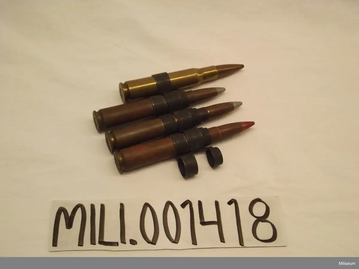 Amerikanska.
Med 20 mm respektive 12,7 mm kaliber, samt skarpa patroner med 12,7 mm kaliber, från de två nödlandade Flygande Fästningarna.
2 st L 140 Diam 26	4 st ihopkoppl.=2 st 135, 2 st 138 2 tomhylsor L 100   Diam 20 1  st 58 x 10