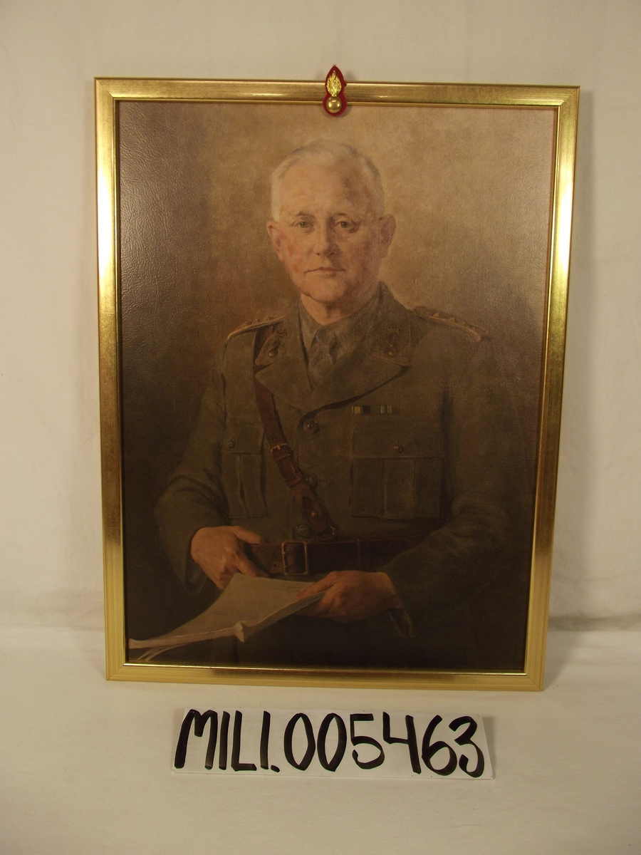Tavla: Kring H. överste, A 6, färgfoto av porträtt.
Regementschef Smålands Artilleriregemente 1949-1951.