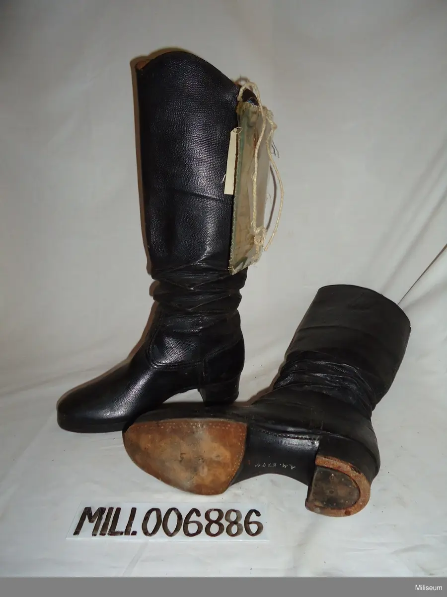 Ridstövlar m/1890, för manskap vid Fortifikationstrupperna. Modellexemplar med sigill.