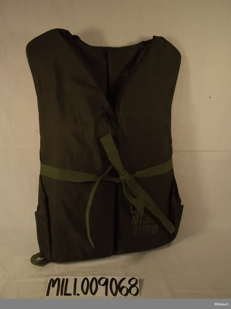 Flytväst.
Flytplagg för person över 60 kg.