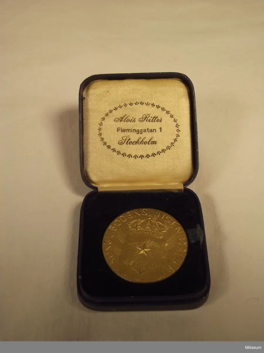 Jetong av förgyllt silver, Kungl. Bodens Ingenjörkår.
Med tillhörande ask.