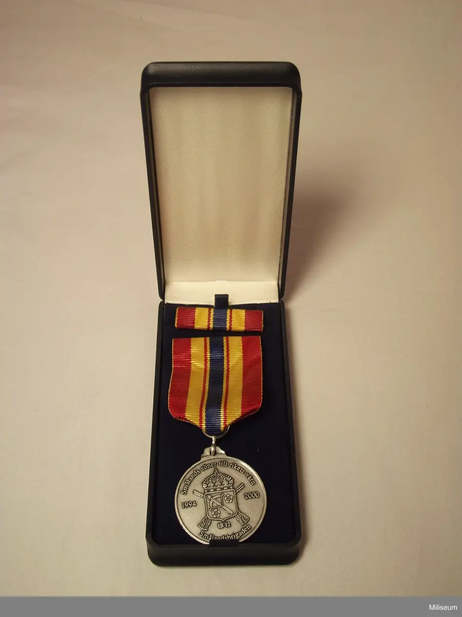 Medalj för Smålandsbrigaden och Smålandsregemente

På framsidan: Smålandsbrigaden - Smålands söner till rikets värn 1994 - 2000.
Baksidan: Smålands regemente I 12/Fo 17 - Smålands söner till rikets värn 1623 - 2000. 

En medalj i naturlig storlek och en i miniatyr med tillhörande fodral.