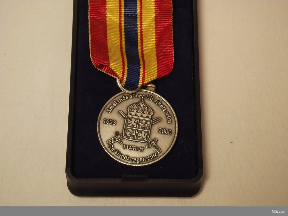 Medalj för Smålandsbrigaden och Smålandsregemente

På framsidan: Smålandsbrigaden - Smålands söner till rikets värn 1994 - 2000.
Baksidan: Smålands regemente I 12/Fo 17 - Smålands söner till rikets värn 1623 - 2000. 

En medalj i naturlig storlek och en i miniatyr med tillhörande fodral.