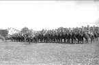 3.svadron till häst uppställt på kaserngården söder om stallarna för avlämning före sommarmarschens början 1930.