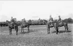 Regementet till häst uppställt på fältet söder om kasern för sommarmarsch 1934. Norske ryttarmästaren Harald Brock (längst till höger ) tjänstgjorde vid regementet sommaren 1934.