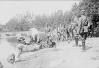 Patrullfälttävlan till häst 1934, övergång av Vristulven. Åskådare från vänster: ryttmästare Harald Brock (Norge), ryttmästare Peter von Essen, major Bertil Sandström.