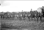 Regementskapplöpningarna 1928 på fältet söder K 3 kasern. Paradering för domaren.