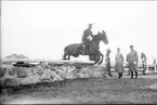 Skövde fältrittklubbs tävlingar 1929, prishoppning på tävlingsbanan öster om kasern.