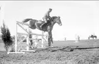 Utbildning i banhoppning med regementets underbefäl på södra fältet (Sandfältet).