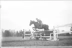 Ridutbildning för officerare i banhoppning på södra fältet.