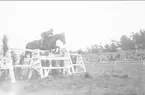 Löjtn. Harald Strömfelt på Corso E Corsänger vid Skövde fältrittklubbs vårtävlingar 1934 på prishoppningsbanan öster K 3 kasern.