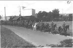 Klövjad granatkastartropp på väg ut på sommarmarsch. Troppchef löjtn. Sven Littorin. Skimmeln är nr 69/2 Pavo- en av regementets bästa stamhästar på 1930-talet.