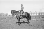 Asp. på tilldelad häst på fältet öster K 3 kasern.