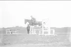 Banhoppning på fältet söder K 3 kasern off.asp i m/23, vpl i m/1895. De gamla uniformerna användes långt efter det att ny modell fastställts. Modell 1895 användes ända fram till 1940-talet. (exempelvis en volontärskola 1941 på K 2 i Hälsinborg.)