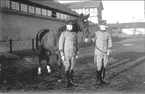 Livhusarer i uniform m/1910 med stamhäst, öster om skvadronstallet