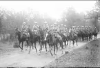 Fördelningsfälttjänstövningen 1934. Förbimarsch för chefen IV arméfördelningen general Testrup av såväl ryttartrupp som cykeltrupp.