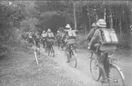 Fördelningsfälttjänstövningen 1934. Förbimarsch för chefen IV arméfördelningen general Testrup av såväl ryttartrupp som cykeltrupp.