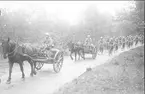 Fördelningsfälttjänstövningen 1934. Förbimarsch för chefen IV arméfördelningen general Testrup av såväl ryttartrupp som cykeltrupp.