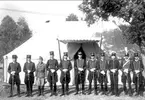 Del av officerskåren framför sekundärtältet vid högtidligheterna vid Sanna Hed och Fellingsbro 1947. Från vänster Gustaf Malmström, Måns Alexandersson, Stig Zettergren (veterinär), Richard Montgomery- Cederhielm, Sven Littorin, Gösta Bergenstråle, Folke Linton, Sten Löwenhaupt, Hans Rumstedt (reg.int), Magnus Fornell, Börje Wallber, Olle Westman