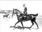 Överstelöjnant Gustaf Adolf Boltenstern på Neptun 1914. Silvermedaljör i dressyr vid Stockholmsolympiaden 1912. Guldmedaljören Carl Bonde i bakgrunden.