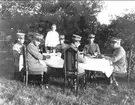 Från höger om bilden: C-E Knös, överste, sekundchef J. Montgomery - Cederhielm, major. G. Hellgren, fältvetrinär, Haraldsson von Seth, reg. indendent, Roswall, bataljonsläkare, Sven Verner, musikdirektör.