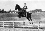 Carl Herman Wilhelm Leuhusen till häst, hinderhoppning med 1890-talets stil.